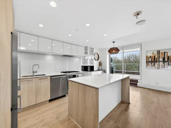 680 Seylynn Cres #610, North Vancouver, BC V7J 0B5