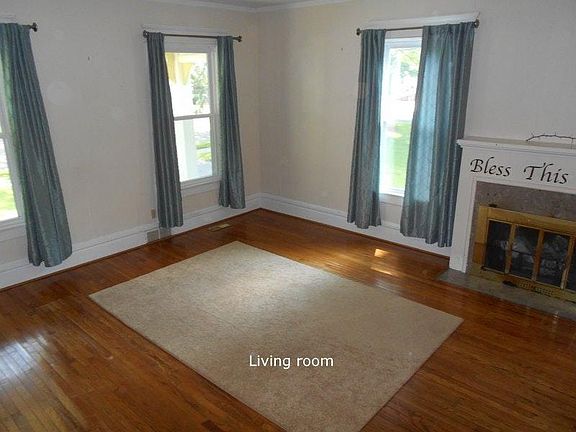 Living room, lots of windows, hardwood floors in great condi