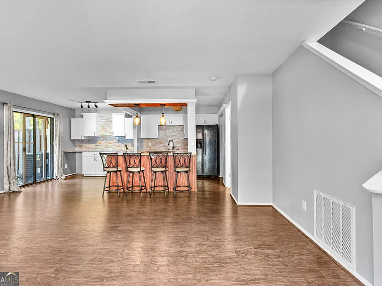 143 Twiggs Cor — Photo 4