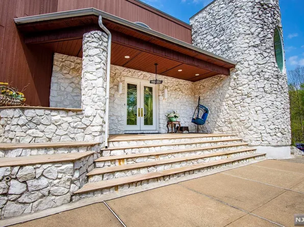 54 Saw Mill Rd, Kinnelon, NJ 07405