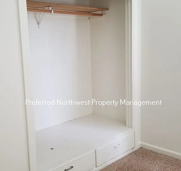 390 Stevens Ln — Photo 6