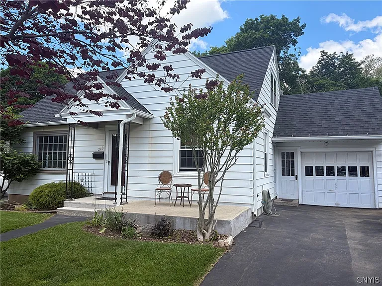 240 Ferncliff Ave — Photo 1