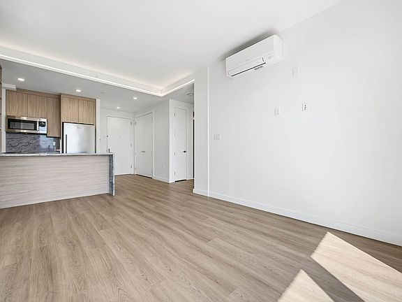 5th image of 100 Sullivan Pl #612