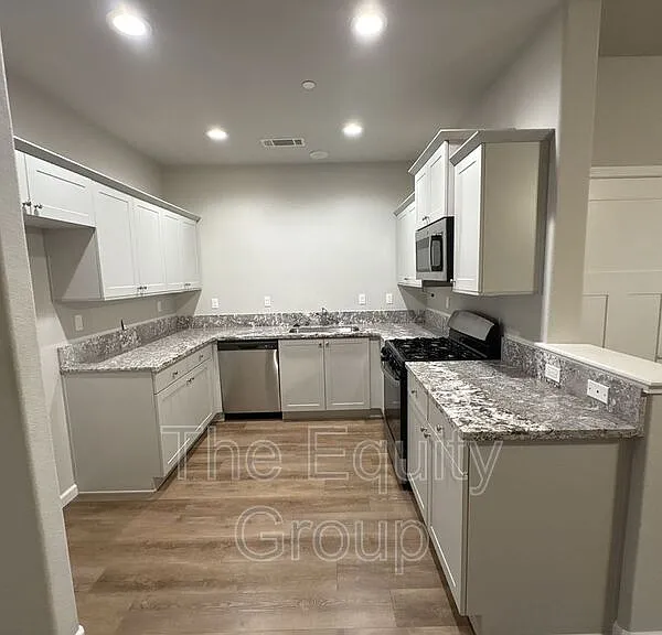 514 S Summit St #102 — Photo 5