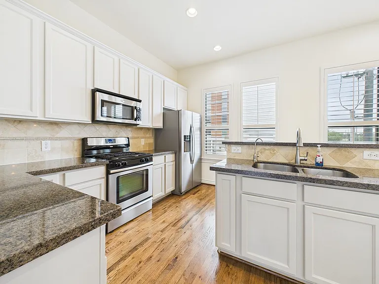 11025 Sherwood Grv — Photo 16