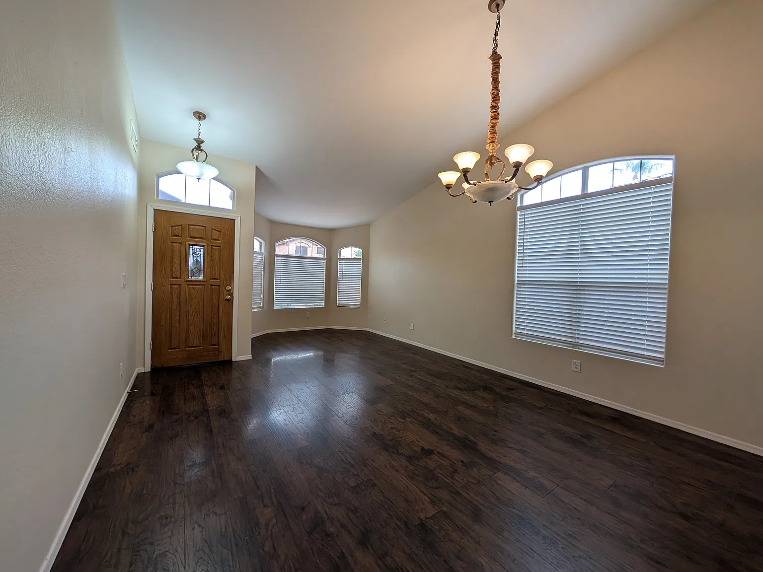4 bed, 2.5 bath, 2046 sqft, $2,400 — Photo 3
