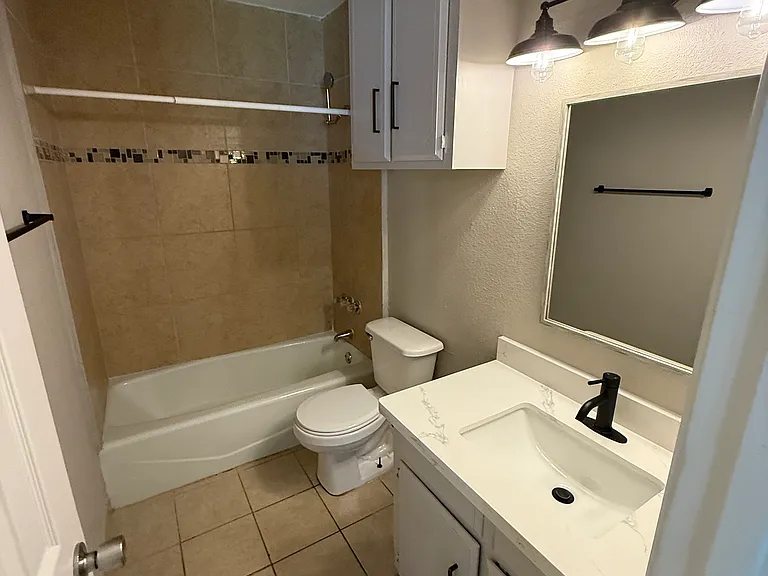 1604 Meadowview Dr #4 — Photo 2