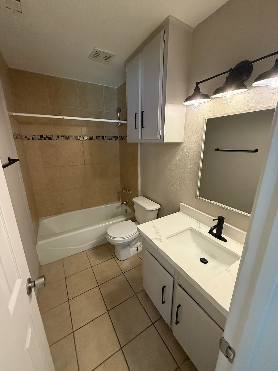 Building Photo - 1604 Meadowview Dr #4