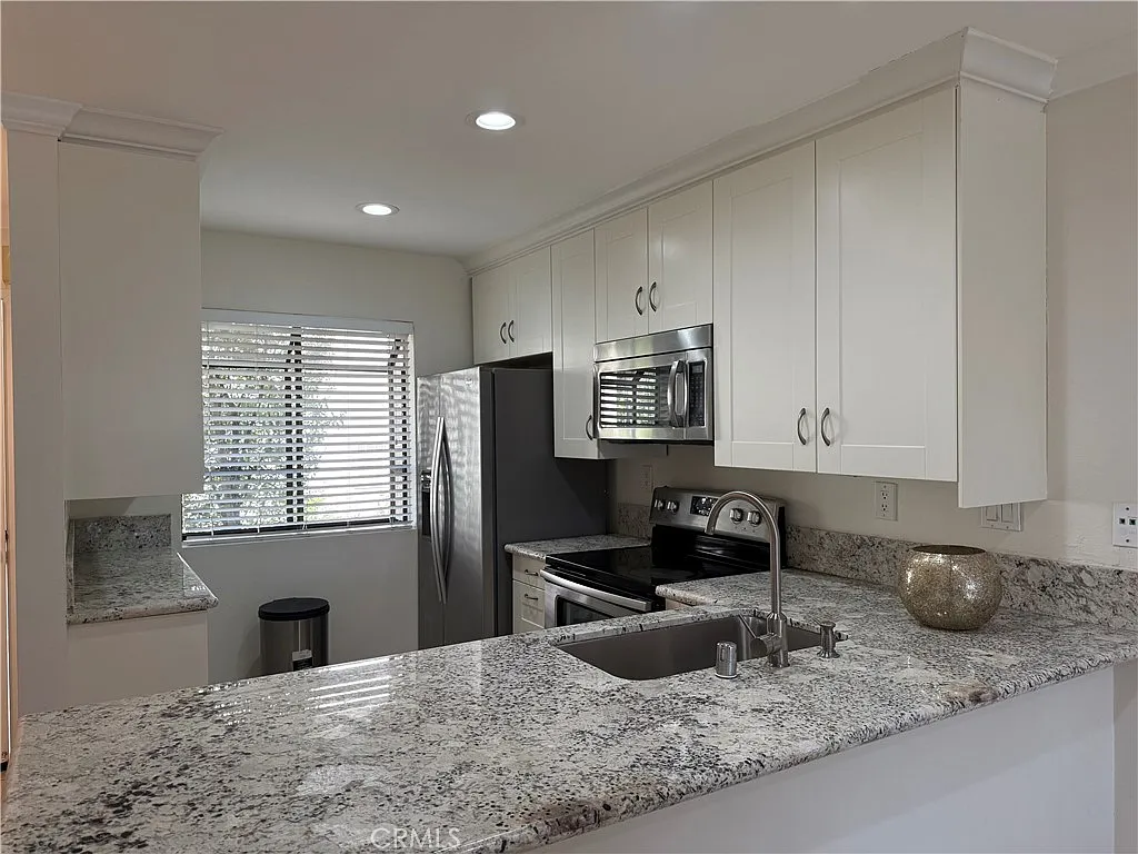 2 bed, 1204 sqft, $3,300 — Photo 3