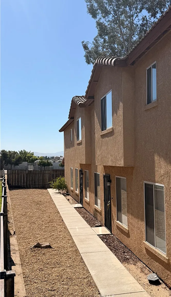 3 bed, 1072 sqft, $1,650 — Photo 1