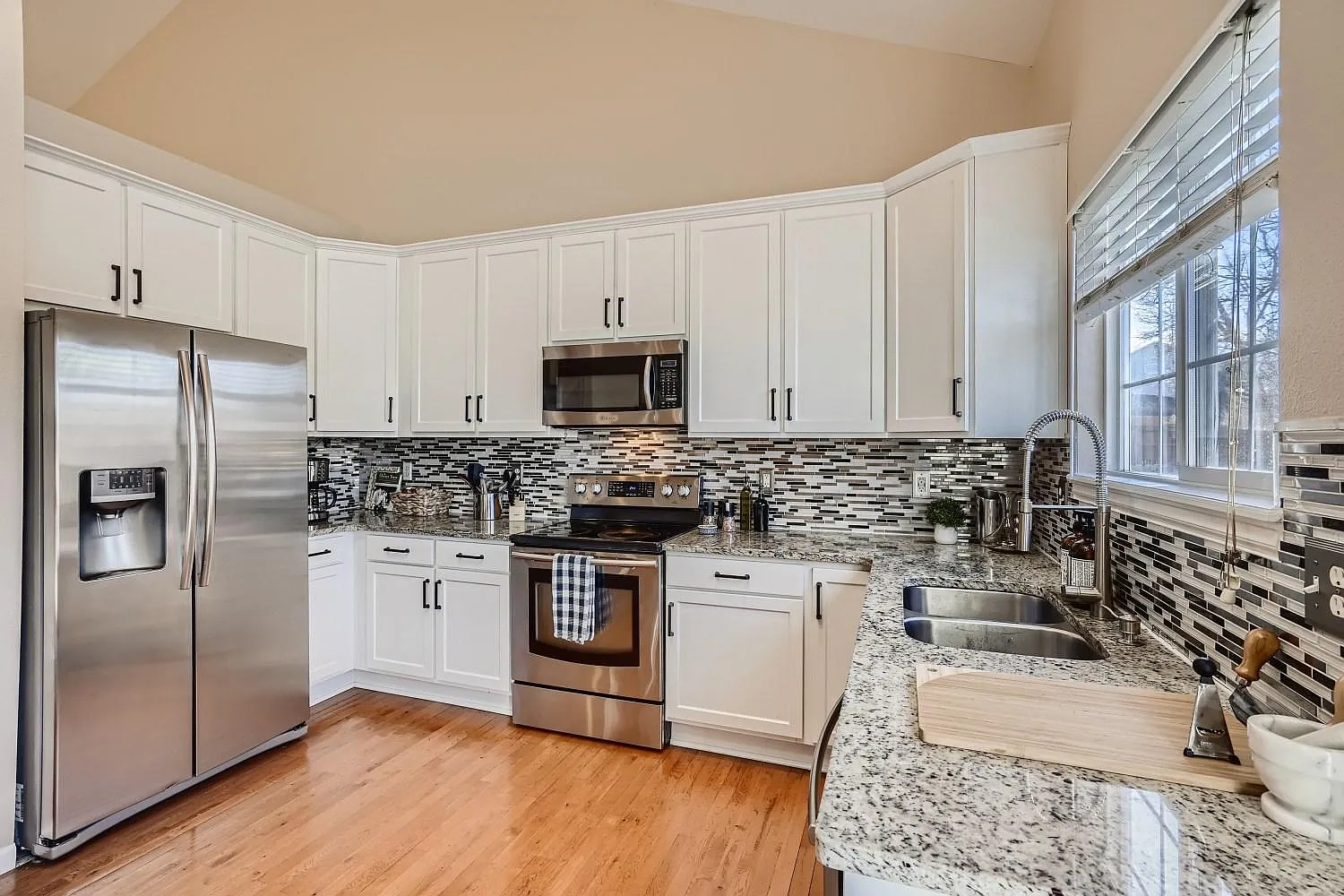 4 bed, 2132 sqft, $6,200 — Photo 3