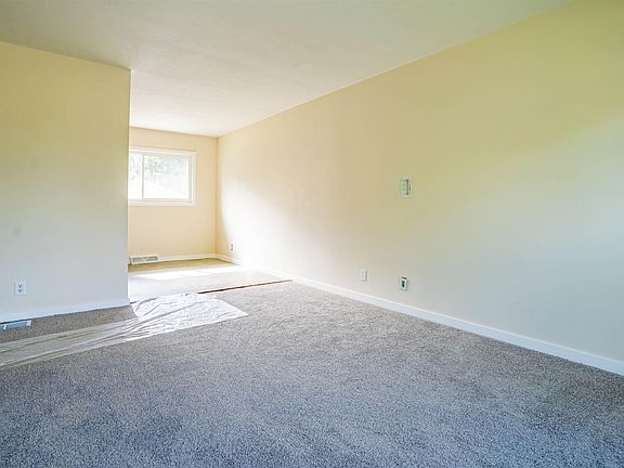 4th image of 3944 W Creighton Ter