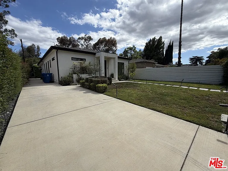 15122 Morrison St — Photo 4
