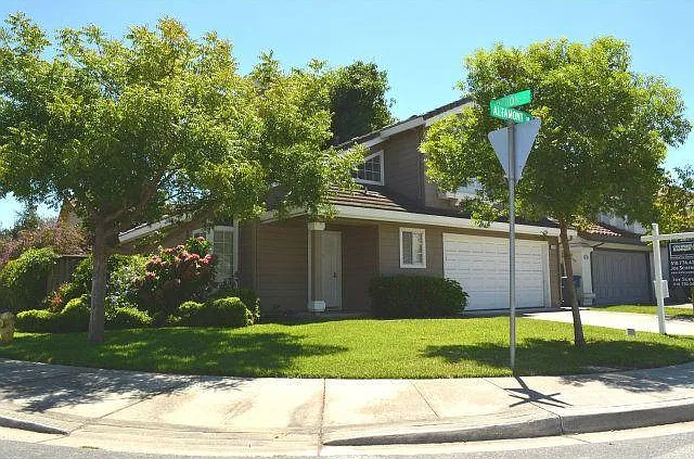 570 Altamont Dr — Photo 2