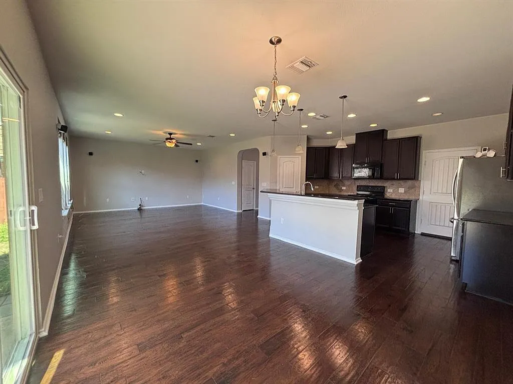 4 bed, 3.0 bath, 2417 sqft, $2,450 — Photo 4