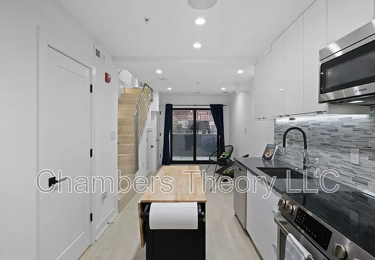 4 R St NW #5 — Photo 6