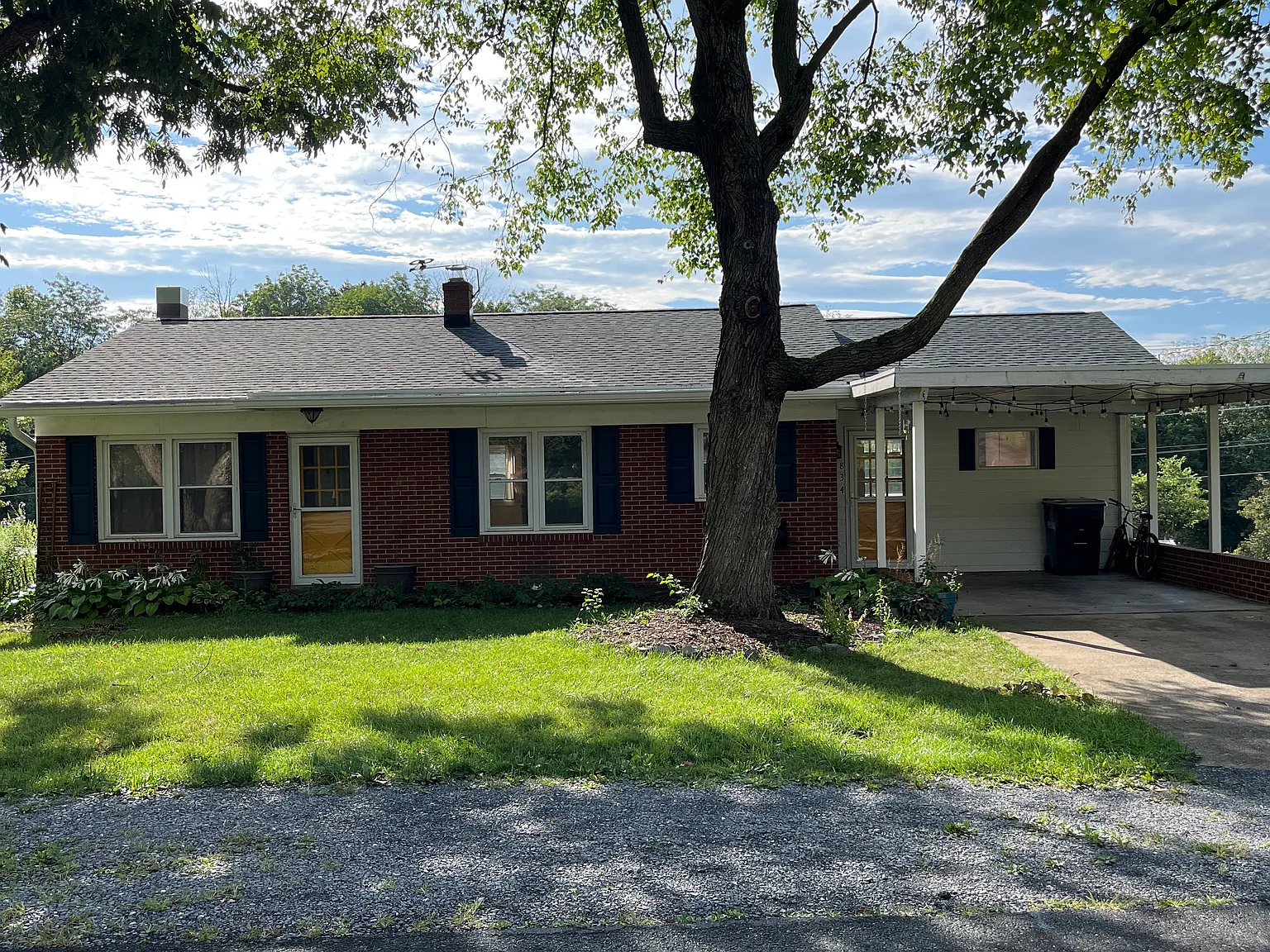 4 bed, 1.5 bath, 1250 sqft, $1,800 — Photo 1