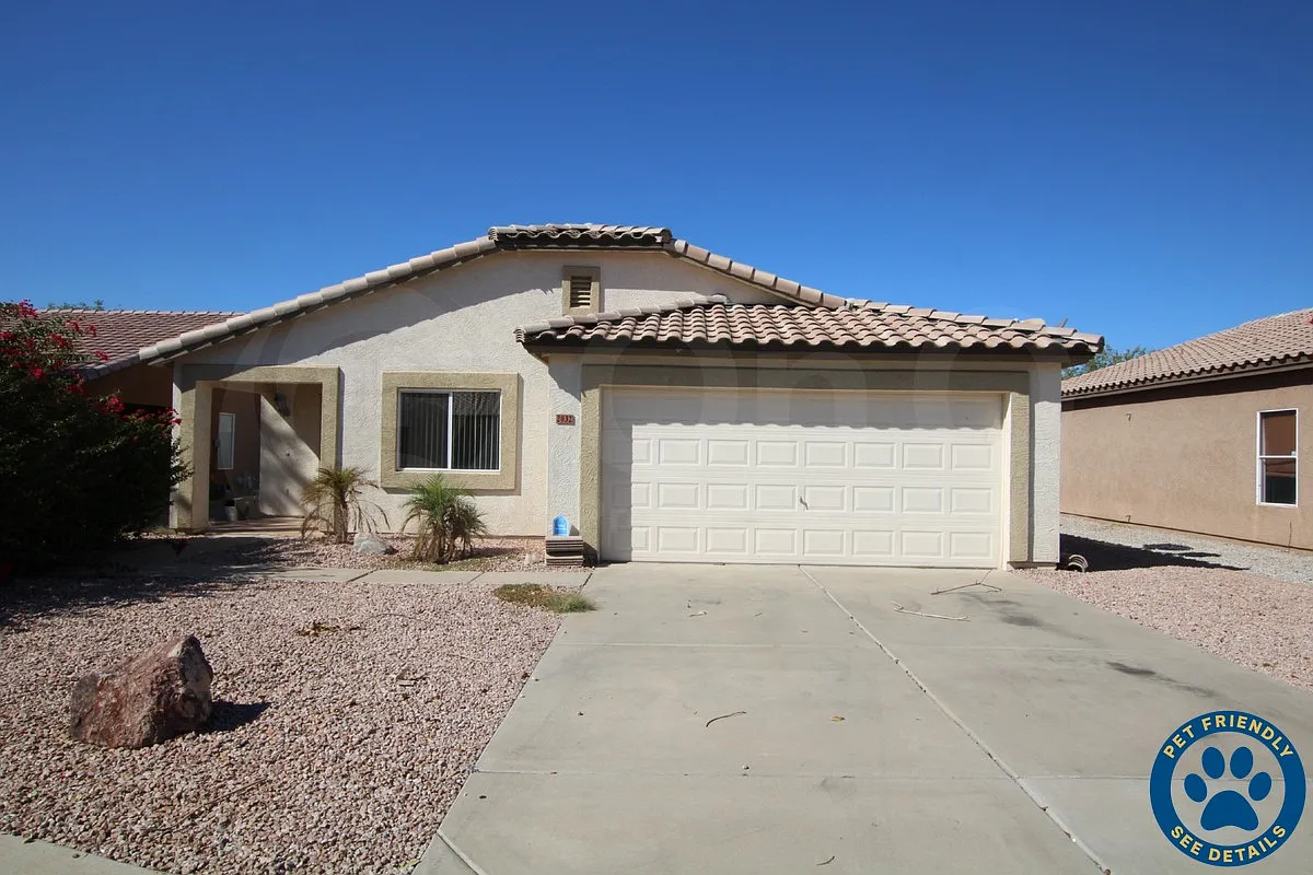 3 bed, 2.0 bath, 1202 sqft, $1,899 — Photo 1