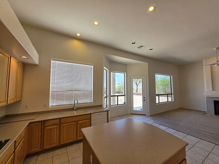 2653 N Travis — Photo 8