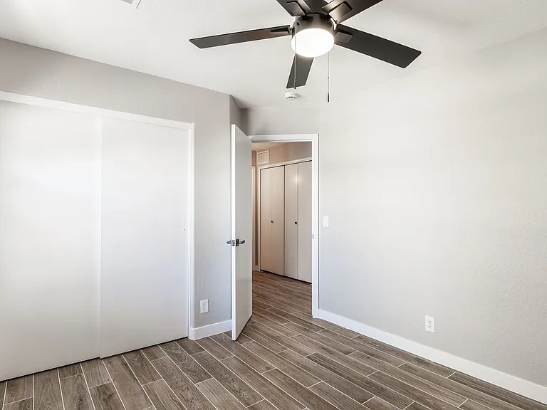 2883 E Oakland Ct — Photo 20