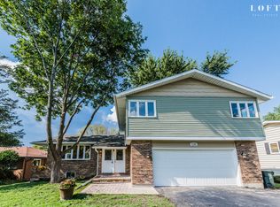 2108 Sprucewood Ln, Lindenhurst, IL 60046