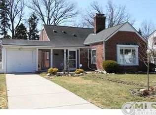 981 Hawthorne Rd, Grosse Pointe Woods, MI 48236