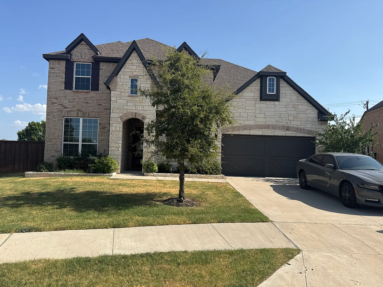 5 bed, 3852 sqft, $4,000 — Photo 2