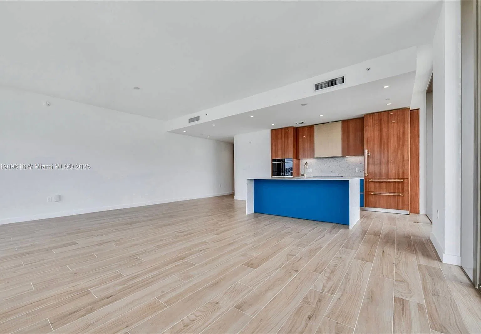 2678 Tigertail Ave — Photo 3