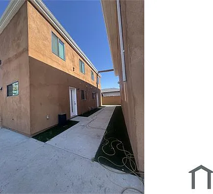 11600 S San Pedro St — Photo 13