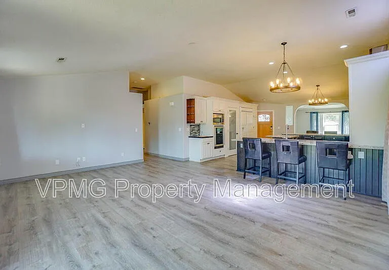 16404 NE 67th St — Photo 18