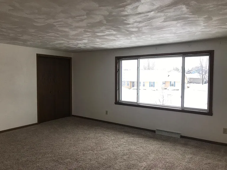 543 Ashbury Dr — Photo 4