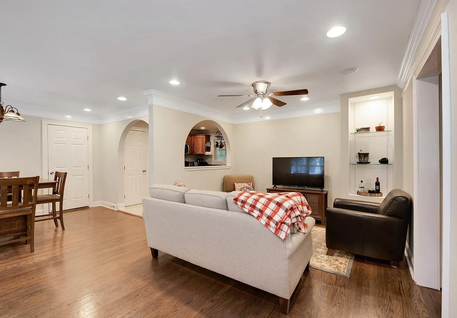 3 bed, 2300 sqft, $2,900 — Photo 3