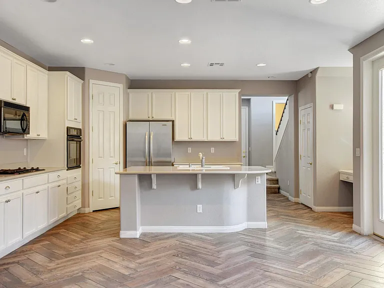 2349 Brooklyn Bridge St — Photo 4