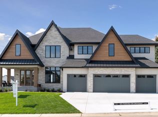 8 Sherwood Trl, North Oaks, MN 55127