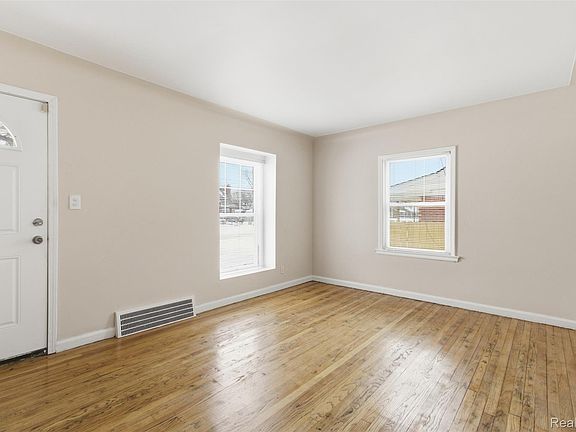 4th image of 19327 Sunset St