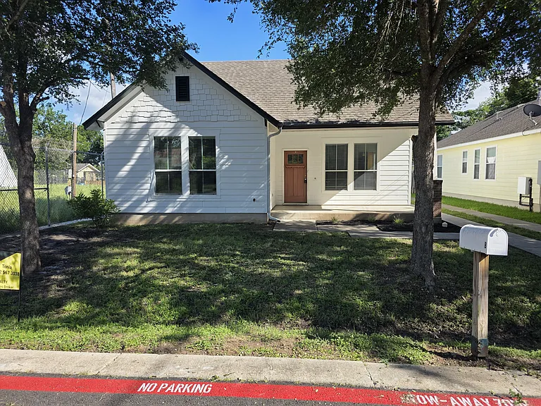 203 Pecan St #B — Photo 2