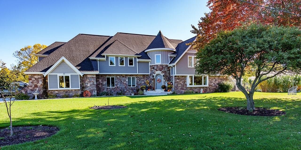 W311N6886 Club CIRCLE WEST West