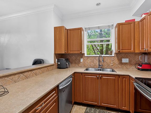 3rd image of 1010 Ewen Ave #25
