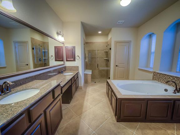 4th image of 40515 Manor Dr