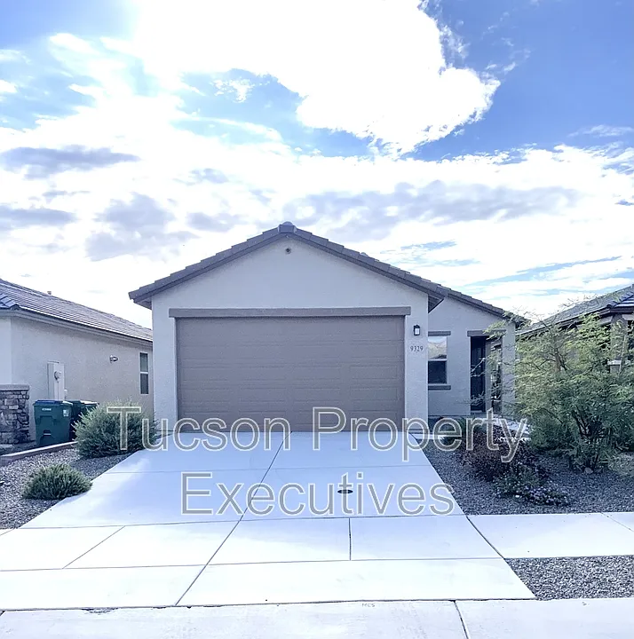 9329 N Peridot Vista Ave