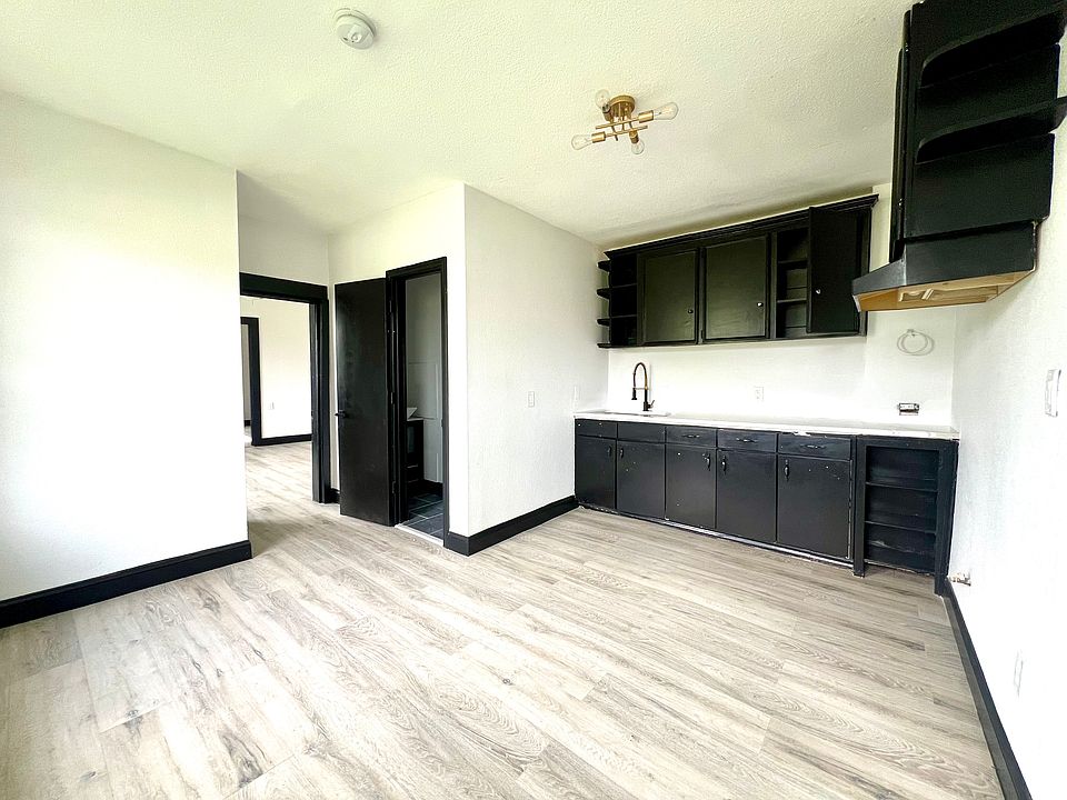 202 May St kitchen/dining area,Oven will be installed before move in