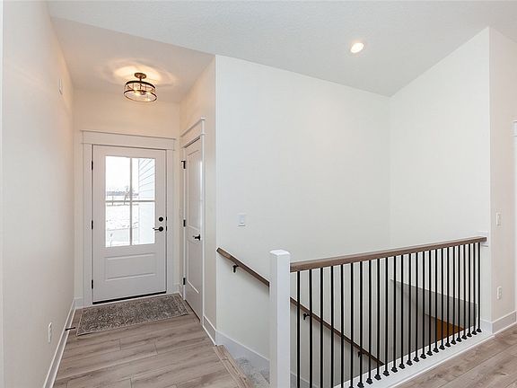 2nd image of 404 E Vista Lake Ave