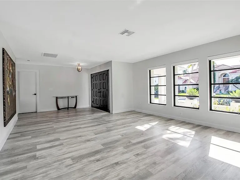 1649 Stanford Ln — Photo 5