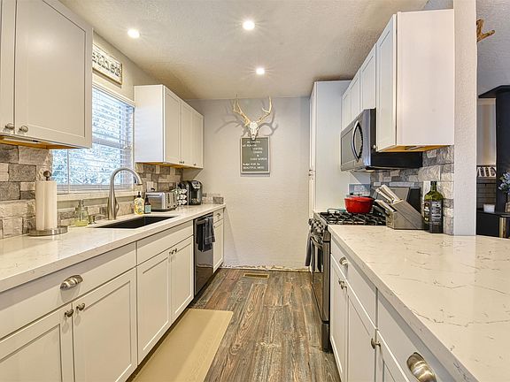3rd image of 12850 Cresthaven Dr