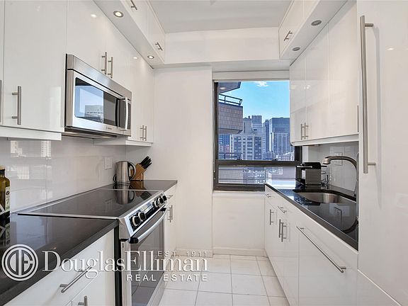 3rd image of 240 E 47th St APT 28A