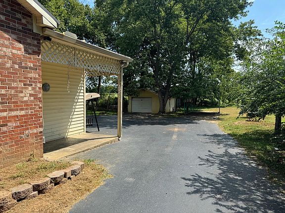 3rd image of 116 Wildwood Dr