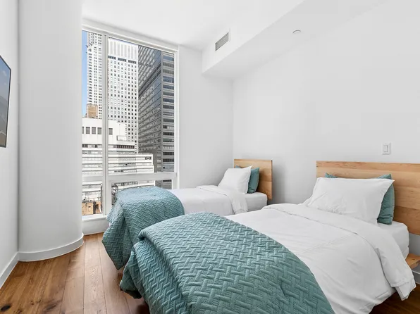 325 Lexington Avenue image 1 of 7