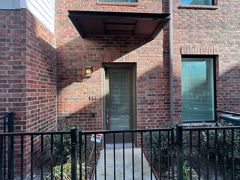 114 E Chester Ct — Photo 27