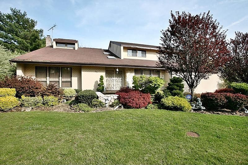 2nd image of 50 Woodcrest Dr