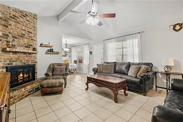 4 bed, 2.0 bath, 1774 sqft, $2,200 — Photo 3